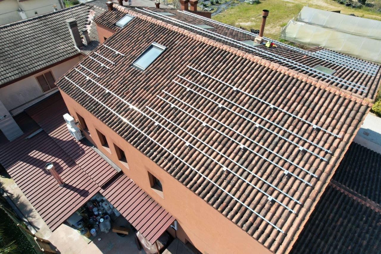 Posa struttura e ottimizzatori SolarEdge su tetto a falde — Legnaro (PD)