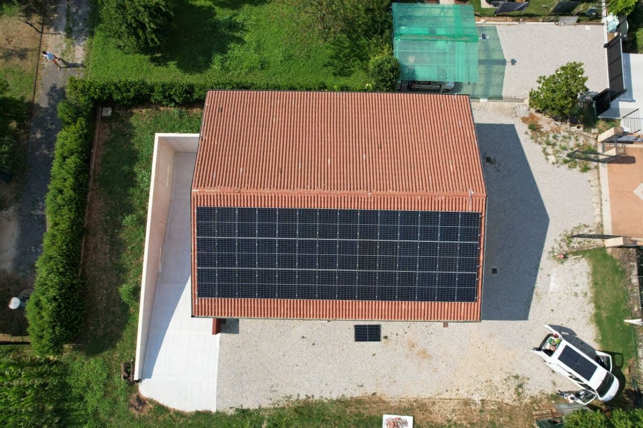 Vista aerea impianto fotovoltaico 20 kWp con accumulo Growatt — Maser (TV)
