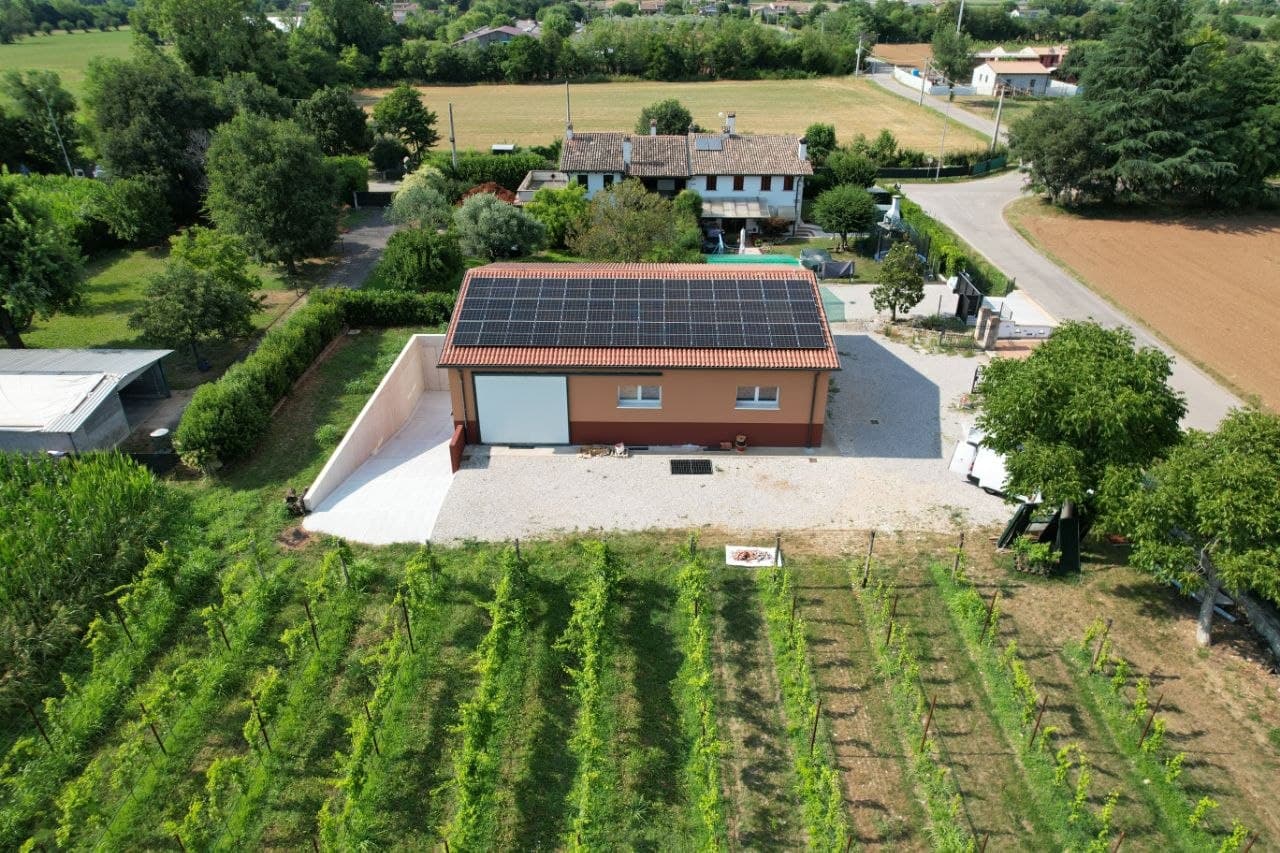 Vista zenitale drone impianto FV 20 kWp su tetto in coppi — Maser (TV)