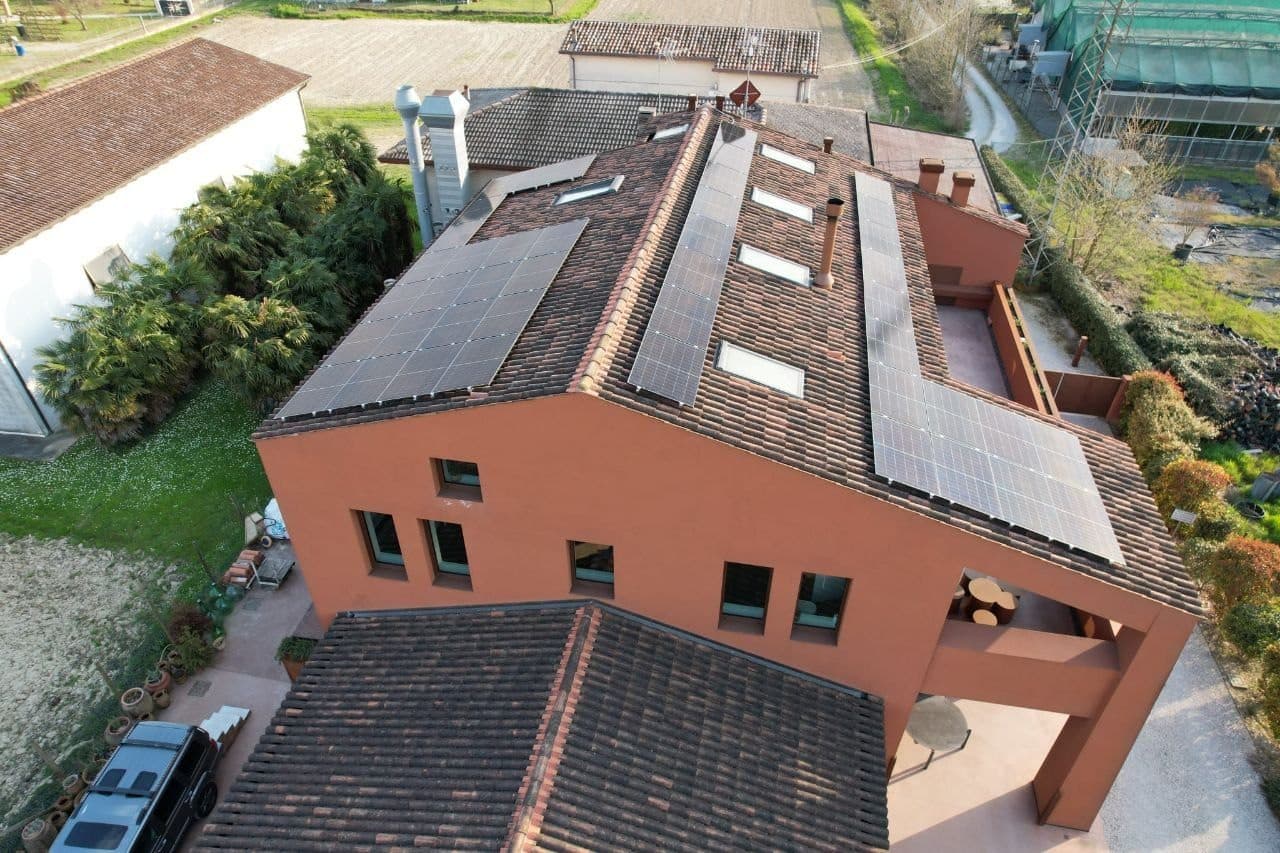 Vista drone impianto SolarEdge con ottimizzatori su villetta — Legnaro (PD)