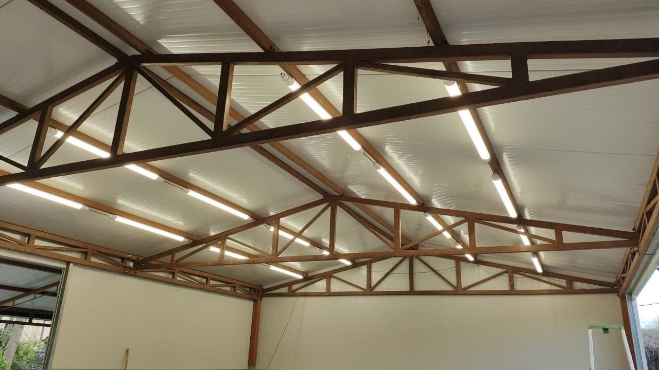 Relamping LED completo capannone privato con cablaggio ordinato — Padova