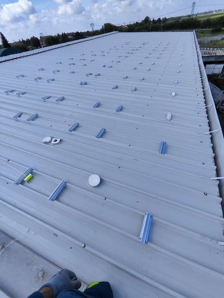 Posa di struttura e moduli su copertura industriale — Voltio, impianti a Padova e in Veneto