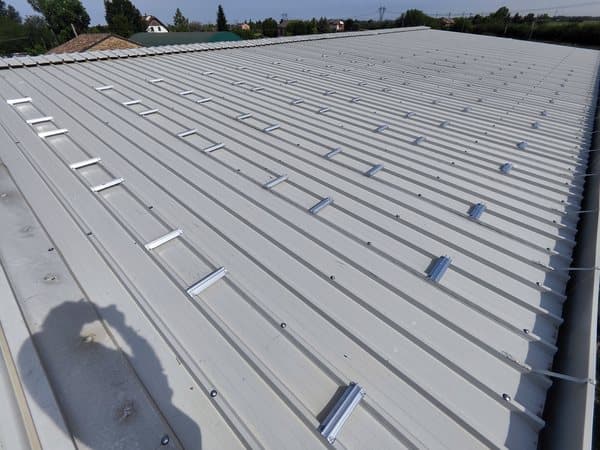 Posa di struttura e moduli su copertura industriale — Voltio, impianti a Padova e in Veneto