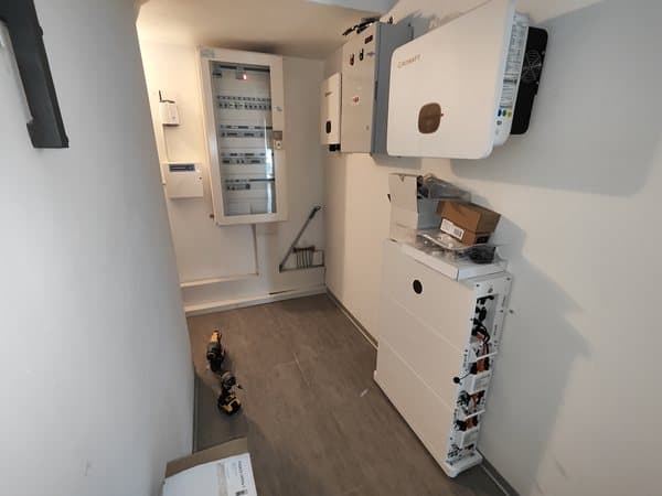 Locale tecnico con inverter fotovoltaici — Voltio, impianti a Padova e in Veneto