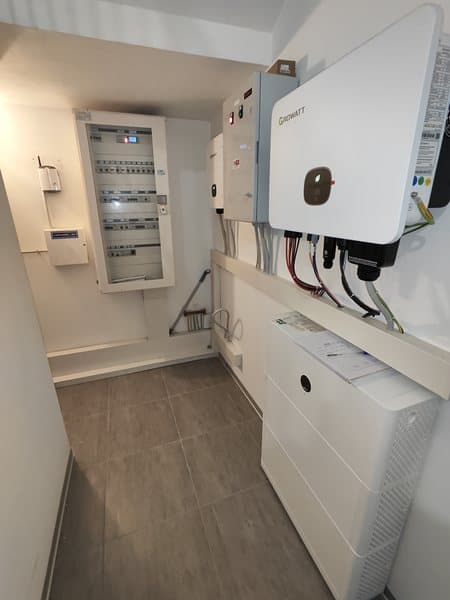 Locale tecnico con inverter fotovoltaici — Voltio, impianti a Padova e in Veneto
