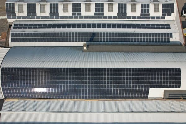 Impianto fotovoltaico su copertura — vista drone — Voltio, impianti a Padova e in Veneto