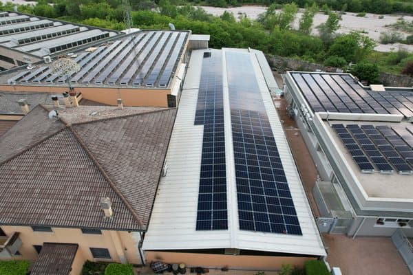 Impianto fotovoltaico su copertura — vista drone — Voltio, impianti a Padova e in Veneto