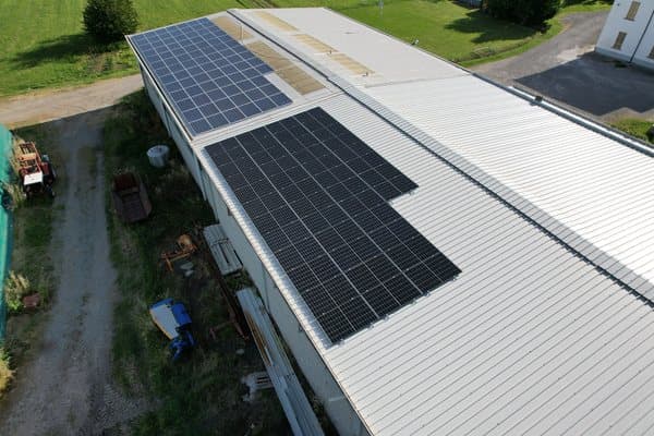 Impianto fotovoltaico su copertura — vista drone — Voltio, impianti a Padova e in Veneto