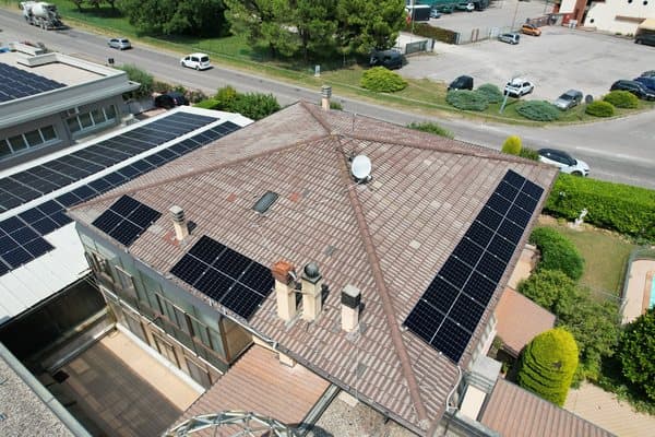 Impianto fotovoltaico su copertura — vista drone — Voltio, impianti a Padova e in Veneto