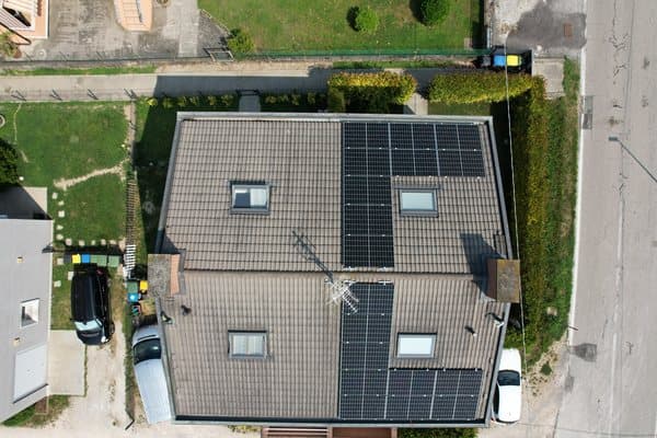 Impianto fotovoltaico su copertura — vista drone — Voltio, impianti a Padova e in Veneto
