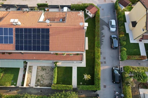 Impianto fotovoltaico su copertura — vista drone — Voltio, impianti a Padova e in Veneto