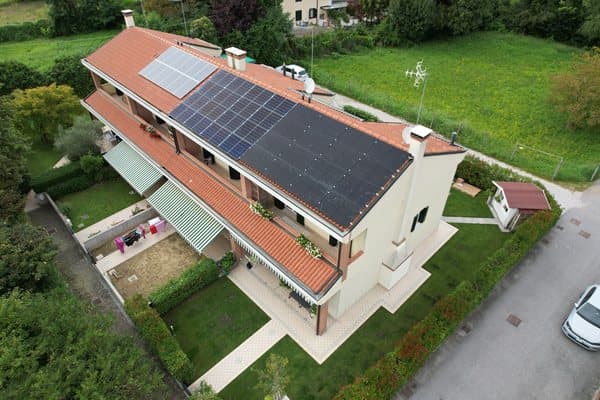 Impianto fotovoltaico su copertura — vista drone — Voltio, impianti a Padova e in Veneto