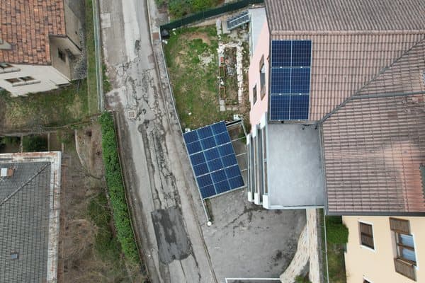 Impianto fotovoltaico su copertura — vista drone — Voltio, impianti a Padova e in Veneto
