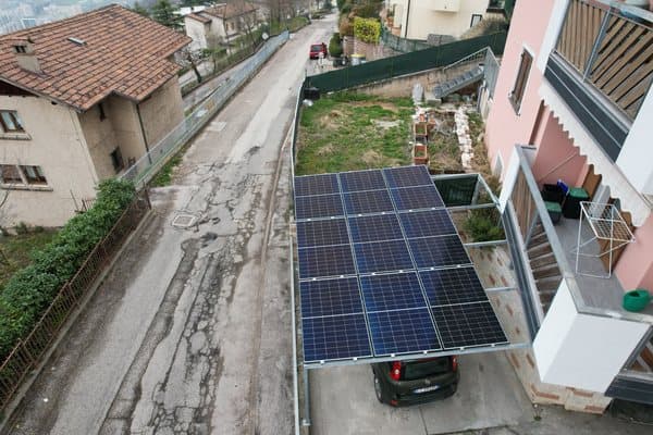 Impianto fotovoltaico su copertura — vista drone — Voltio, impianti a Padova e in Veneto