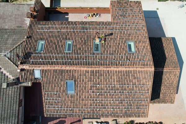 Impianto fotovoltaico su copertura — vista drone — Voltio, impianti a Padova e in Veneto