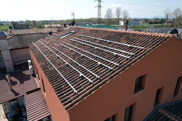 Impianto fotovoltaico su copertura — vista drone — Voltio, impianti a Padova e in Veneto