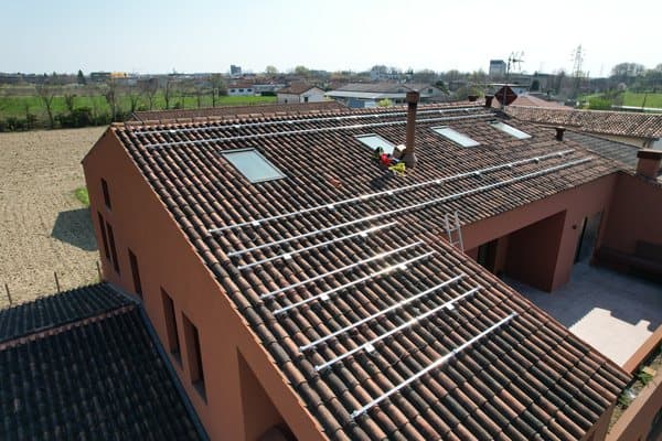 Impianto fotovoltaico su copertura — vista drone — Voltio, impianti a Padova e in Veneto