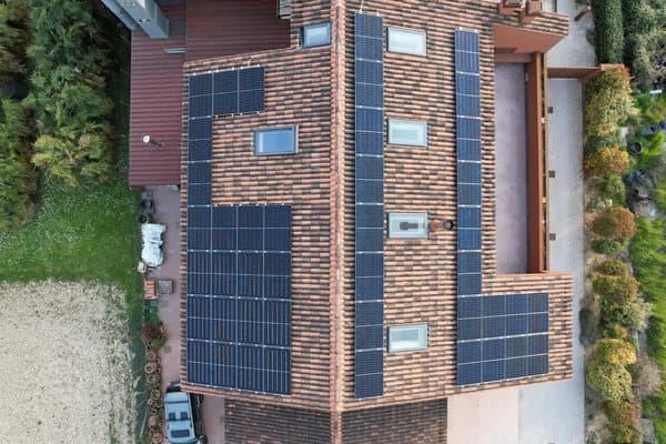 Impianto fotovoltaico su copertura — vista drone — Voltio, impianti a Padova e in Veneto