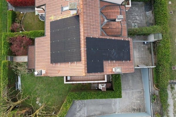 Impianto fotovoltaico su copertura — vista drone — Voltio, impianti a Padova e in Veneto