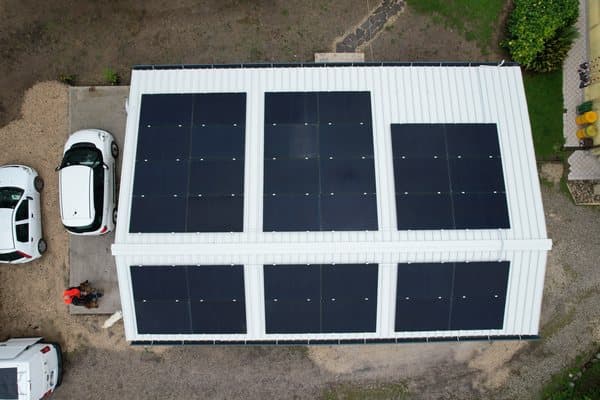 Impianto fotovoltaico su copertura — vista drone — Voltio, impianti a Padova e in Veneto