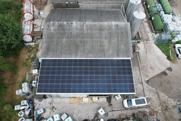Impianto fotovoltaico su copertura — vista drone — Voltio, impianti a Padova e in Veneto