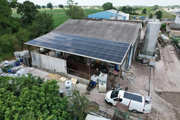 Impianto fotovoltaico su copertura — vista drone — Voltio, impianti a Padova e in Veneto