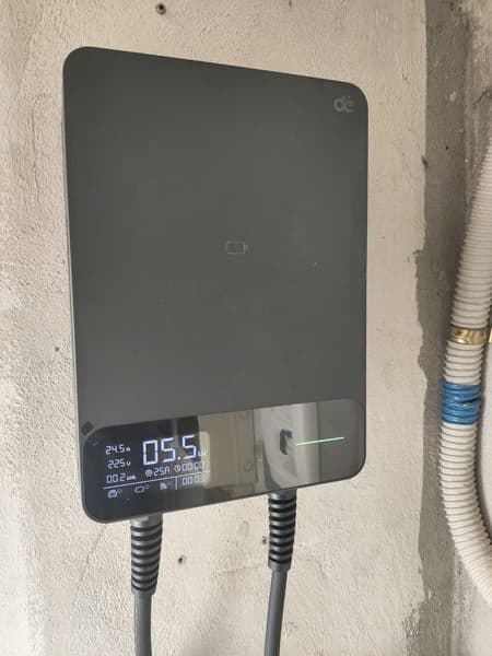 Wallbox Depow nera montata a parete con cavo di ricarica arrotolato