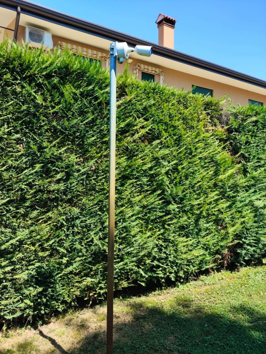 Telecamera Ajax installata sotto deck in giardino privato — Villa Teolo (PD)