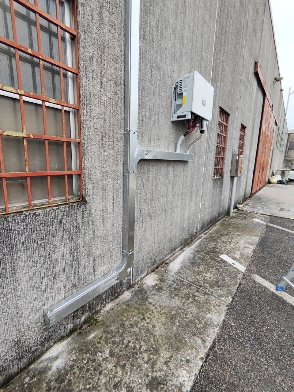 Inverter fotovoltaico installato su parete esterna con canalizzazioni — Padova