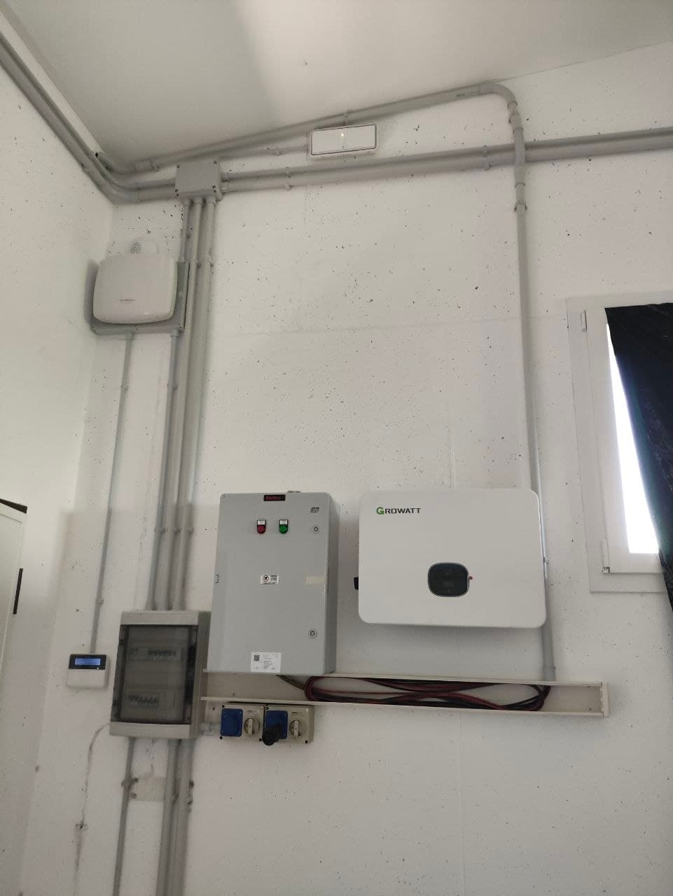 Quadro tecnico inverter Growatt, centralina e canalizzazioni — Maser (TV)