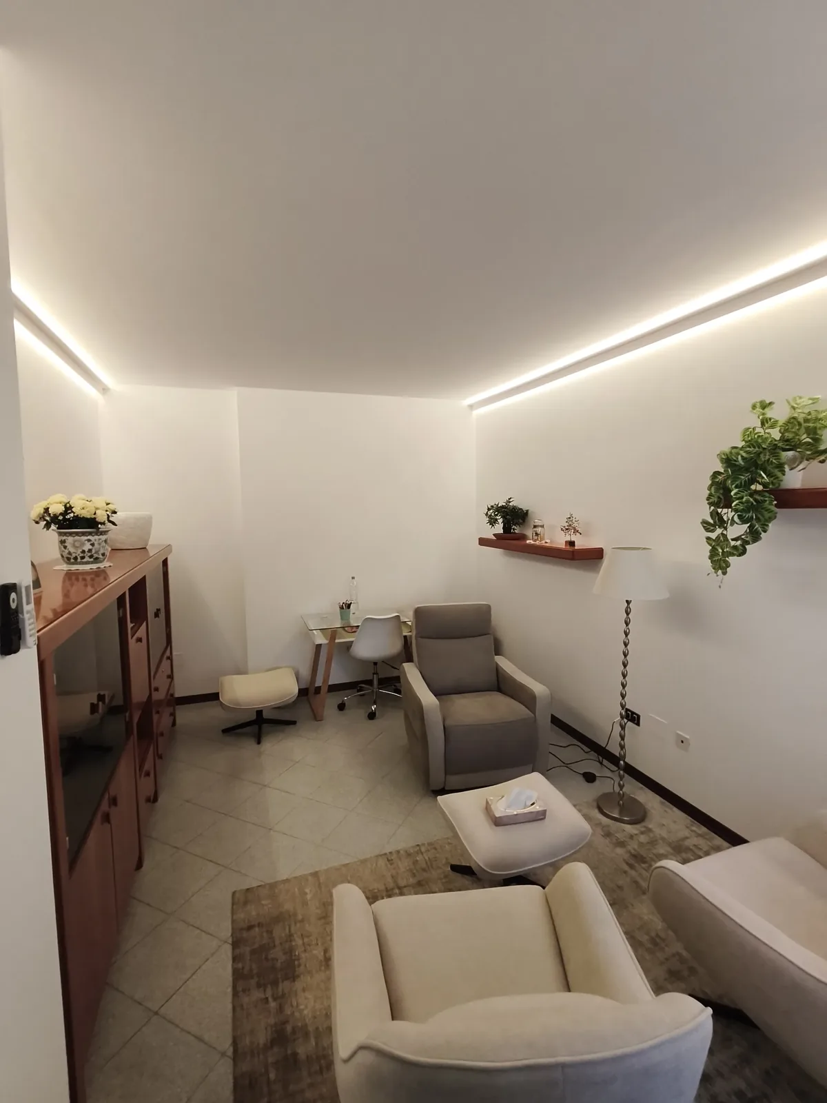 Vista dall'ingresso dello studio colloqui con gola luminosa LED su due pareti