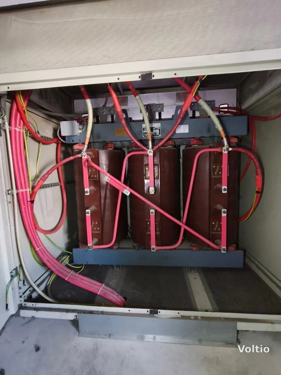 Trasformatore MT/BT in resina da 630 kVA nel box di cabina