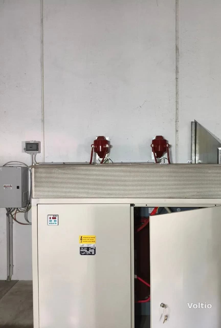 Due trasformatori di tensione MT in inserzione Aron installati sopra il box del trasformatore