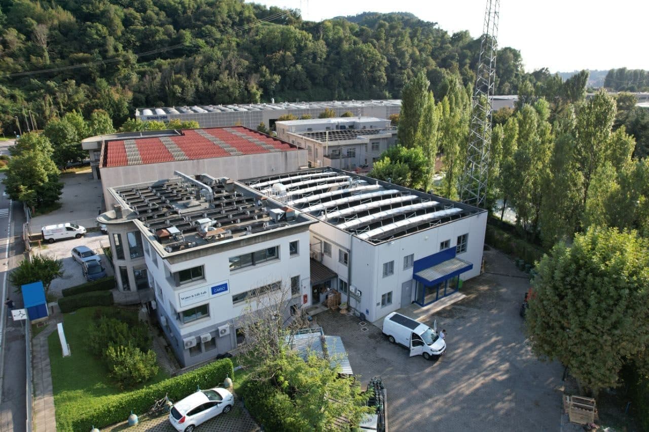 Vista drone impianto FV industriale su complesso multi-corpo — Water & Life Lab, Veneto