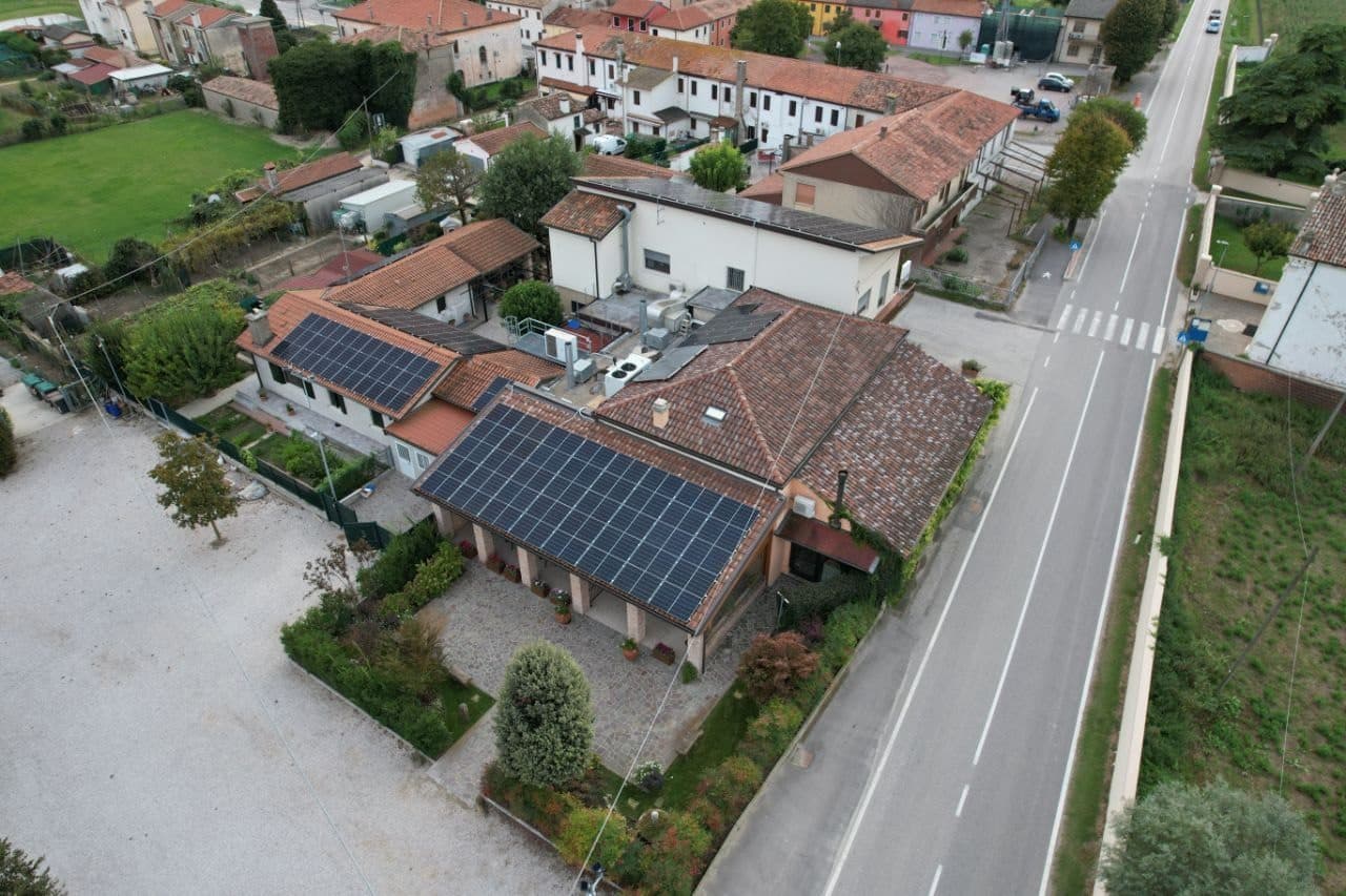 Vista drone impianto FV residenziale su tetto a più falde — Veneto