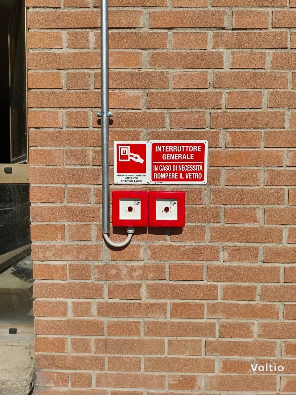 Pulsanti di sgancio di emergenza per interruttore generale e impianto fotovoltaico