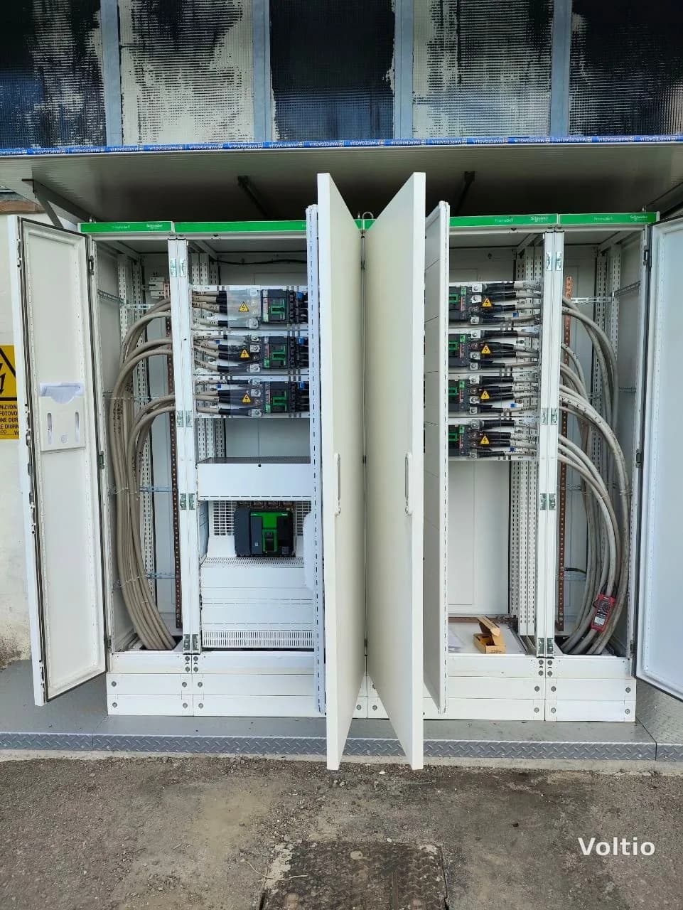 Quadro di parallelo inverter Schneider PrismaSeT con interruttori per ogni inverter