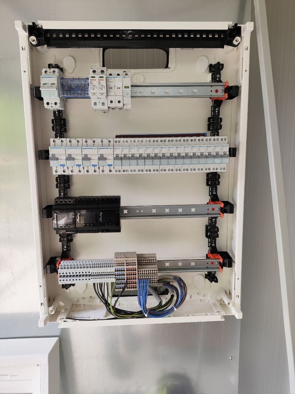 Quadro elettrico Hager con protezioni SPD e Shelly Pro 4PM per controllo luci — officina meccanica