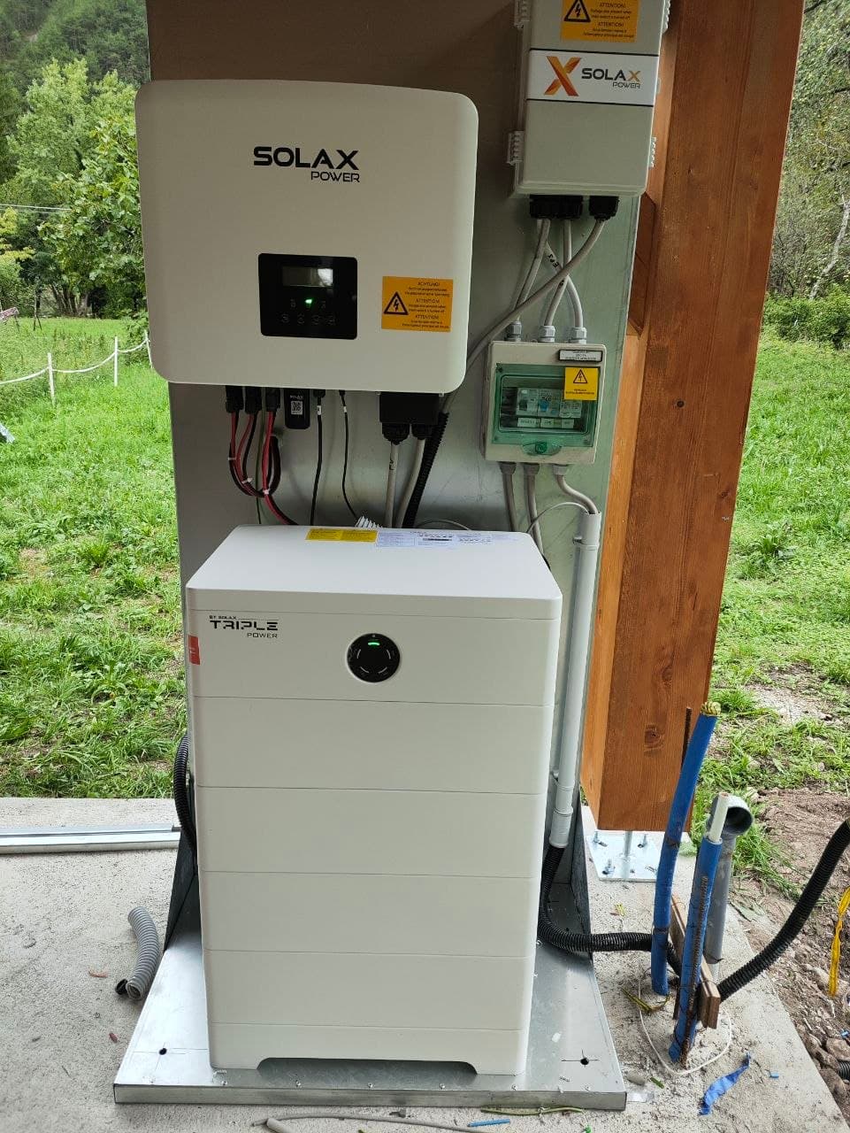 Kit EPS SolaX X1-EPS BOX installato a parete in provincia di Udine