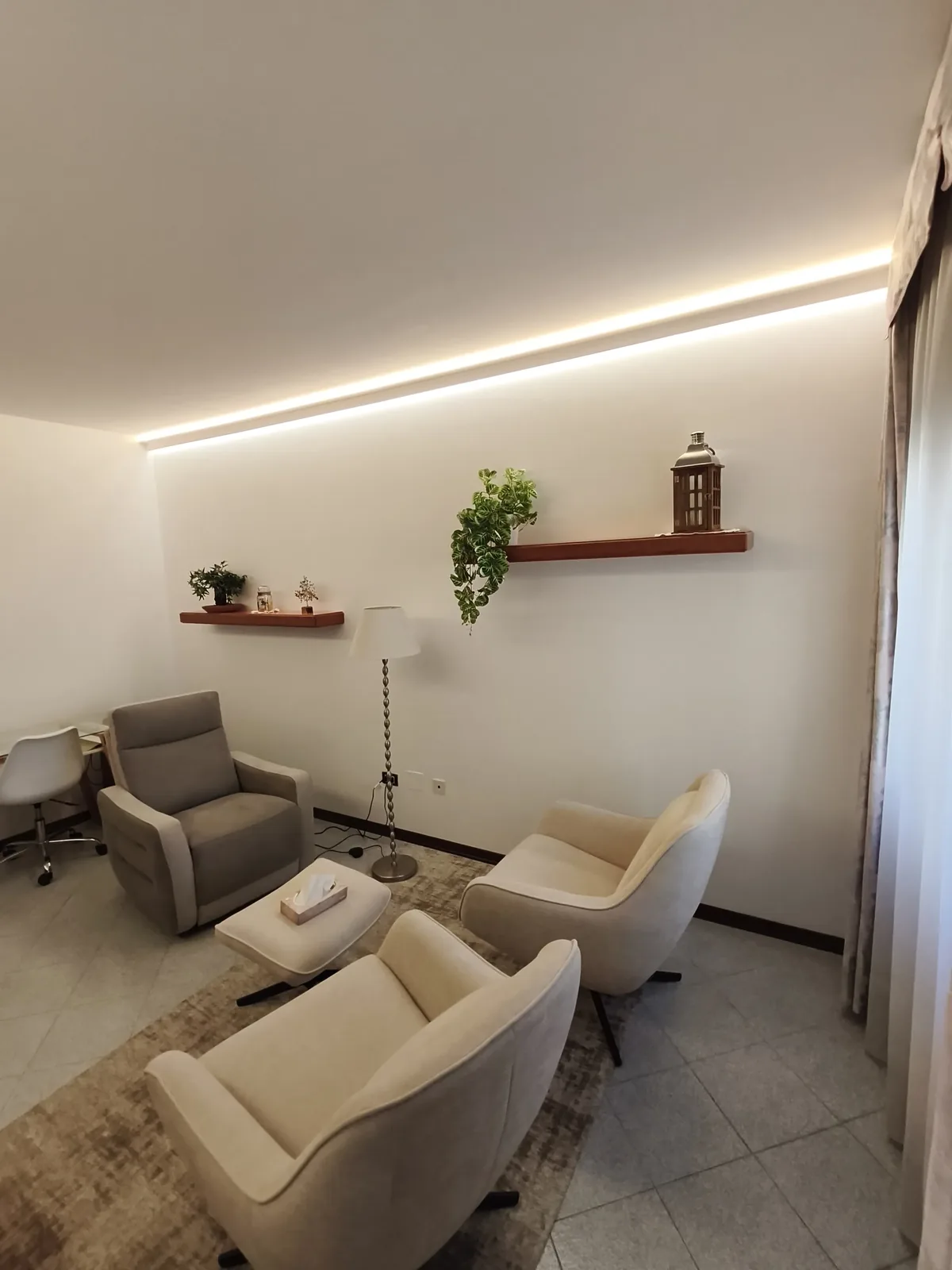 Studio colloqui con luce LED indiretta perimetrale a soffitto, luce calda e uniforme sulle pareti