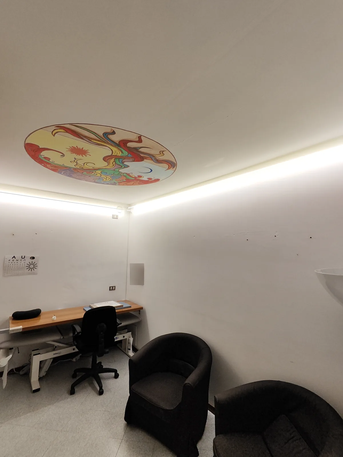 Secondo studio con gola luminosa LED perimetrale che valorizza il soffitto decorato
