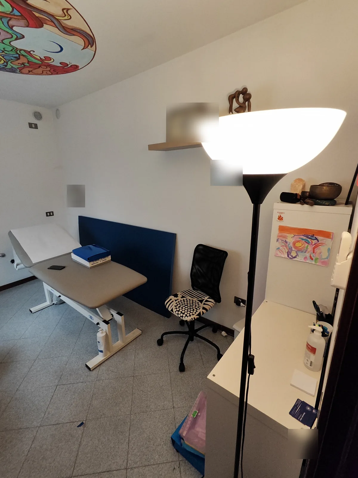 Secondo studio prima dell'intervento, illuminato solo da una piantana
